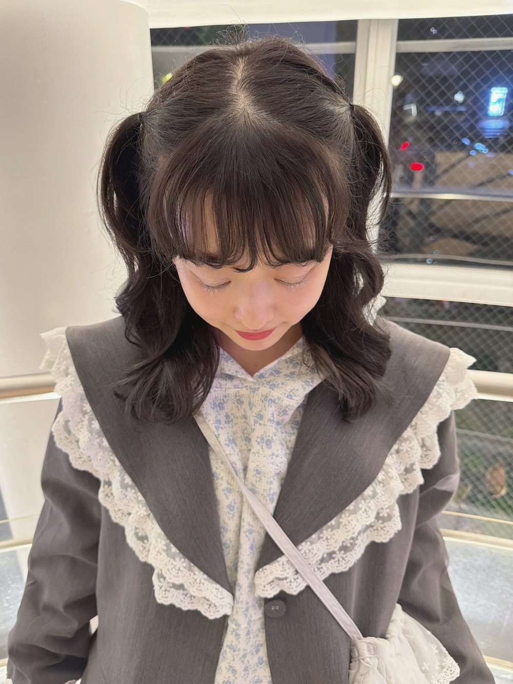 ホワイト系のスニーカー、ブルー系のワンピース、ホワイト系のハンドバッグを着用したレディースの秋コーディネートの3枚目の写真