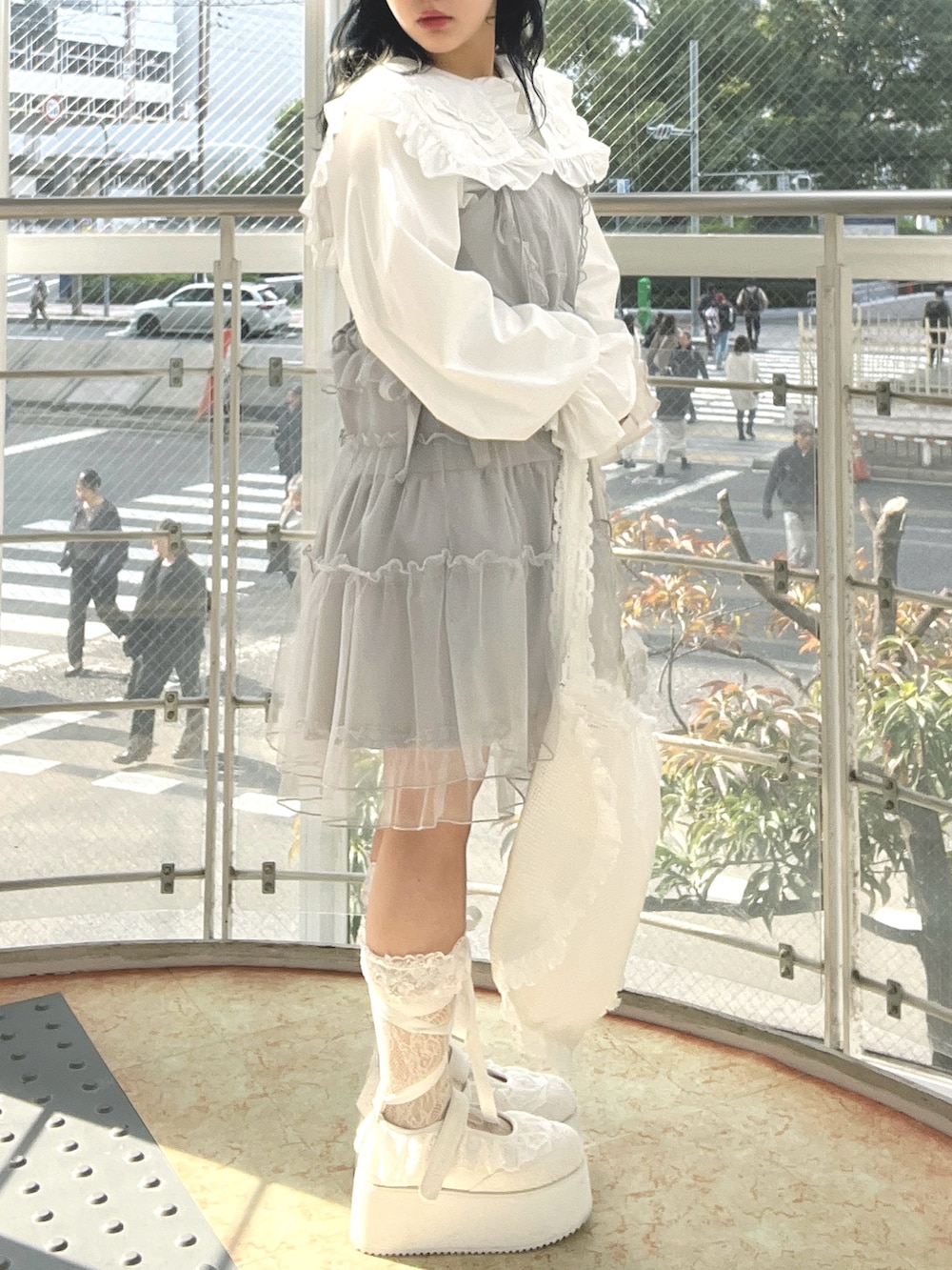 ブルー系のワンピース、ホワイト系のトートバッグ、ホワイト系のシャツ/ブラウスを着用したレディースの冬コーディネートの3枚目の写真