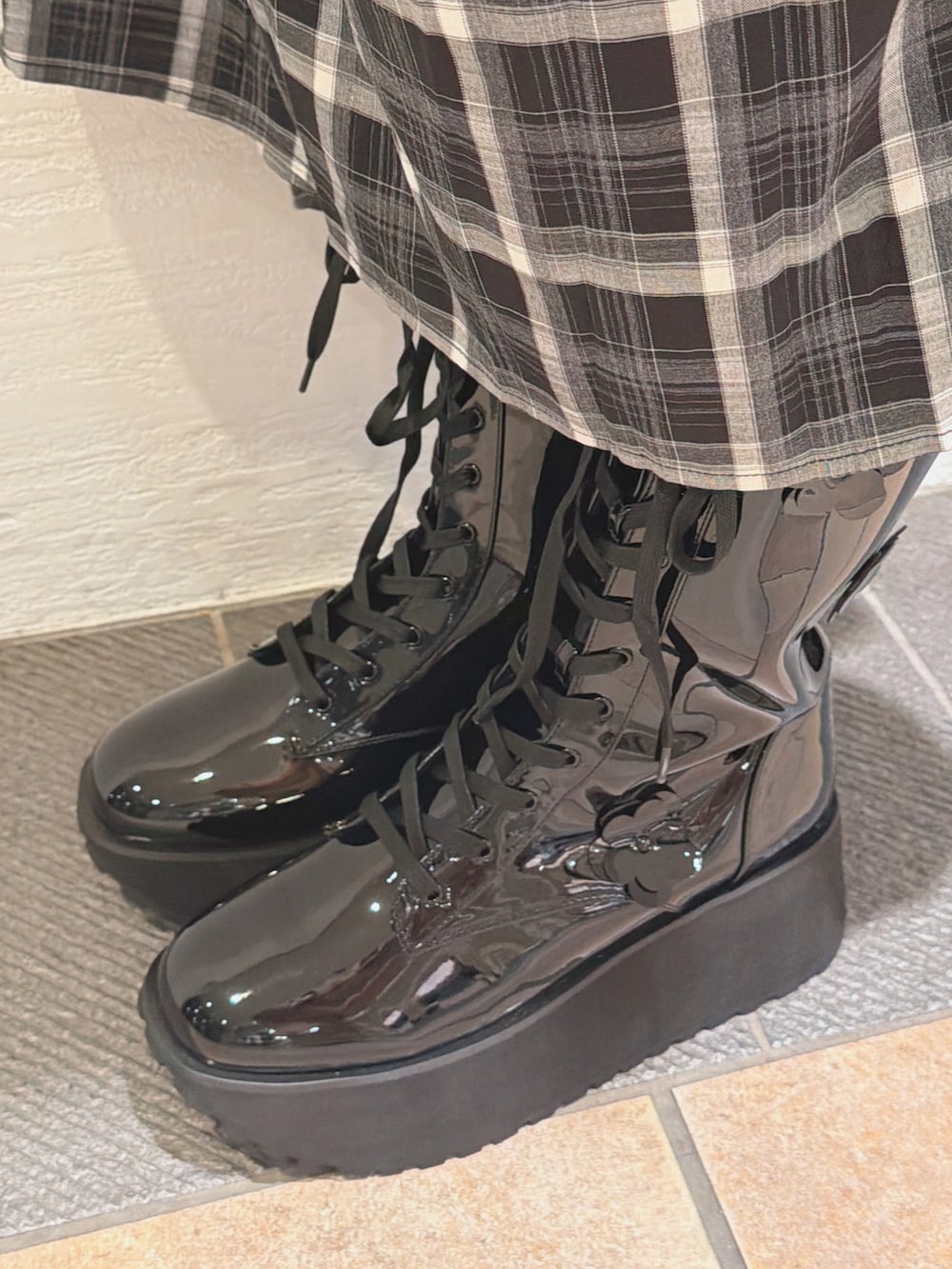 ブルー系のカーディガン/ボレロ、ブラック系のワンピース、ブラック系のショルダーバッグを着用したレディースの秋コーディネートの8枚目の写真
