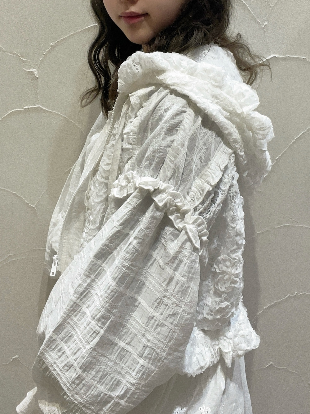 ホワイト系のバレエシューズ、ブルー系のシャツ/ブラウス、ホワイト系のワンピースを着用したレディースの春コーディネートの6枚目の写真