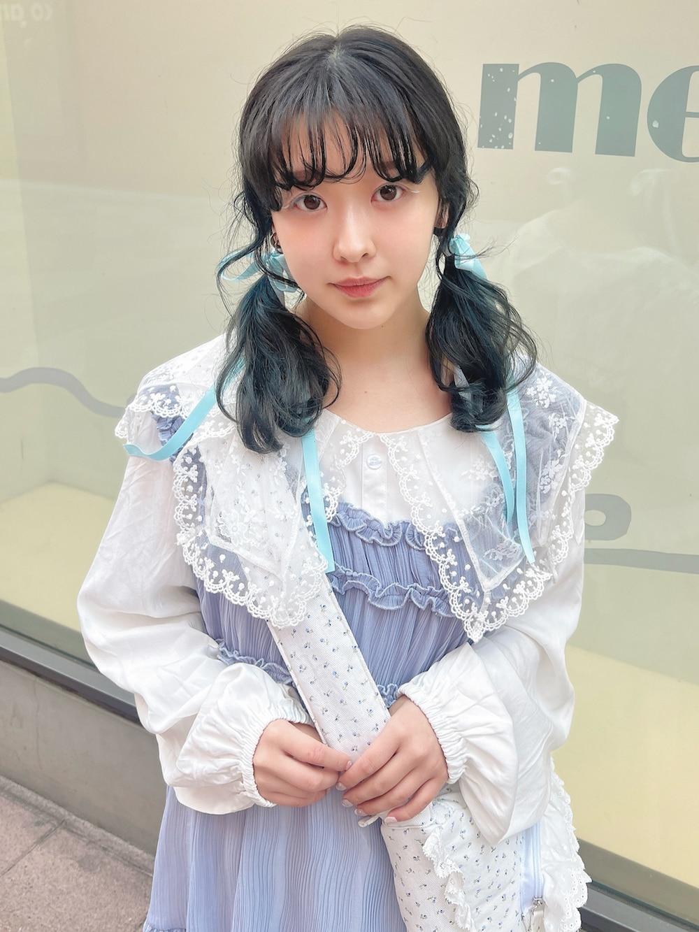 ブルー系のショルダーバッグ、ブラック系のバレエシューズ、ホワイト系のワンピースを着用したレディースの冬コーディネートの4枚目の写真