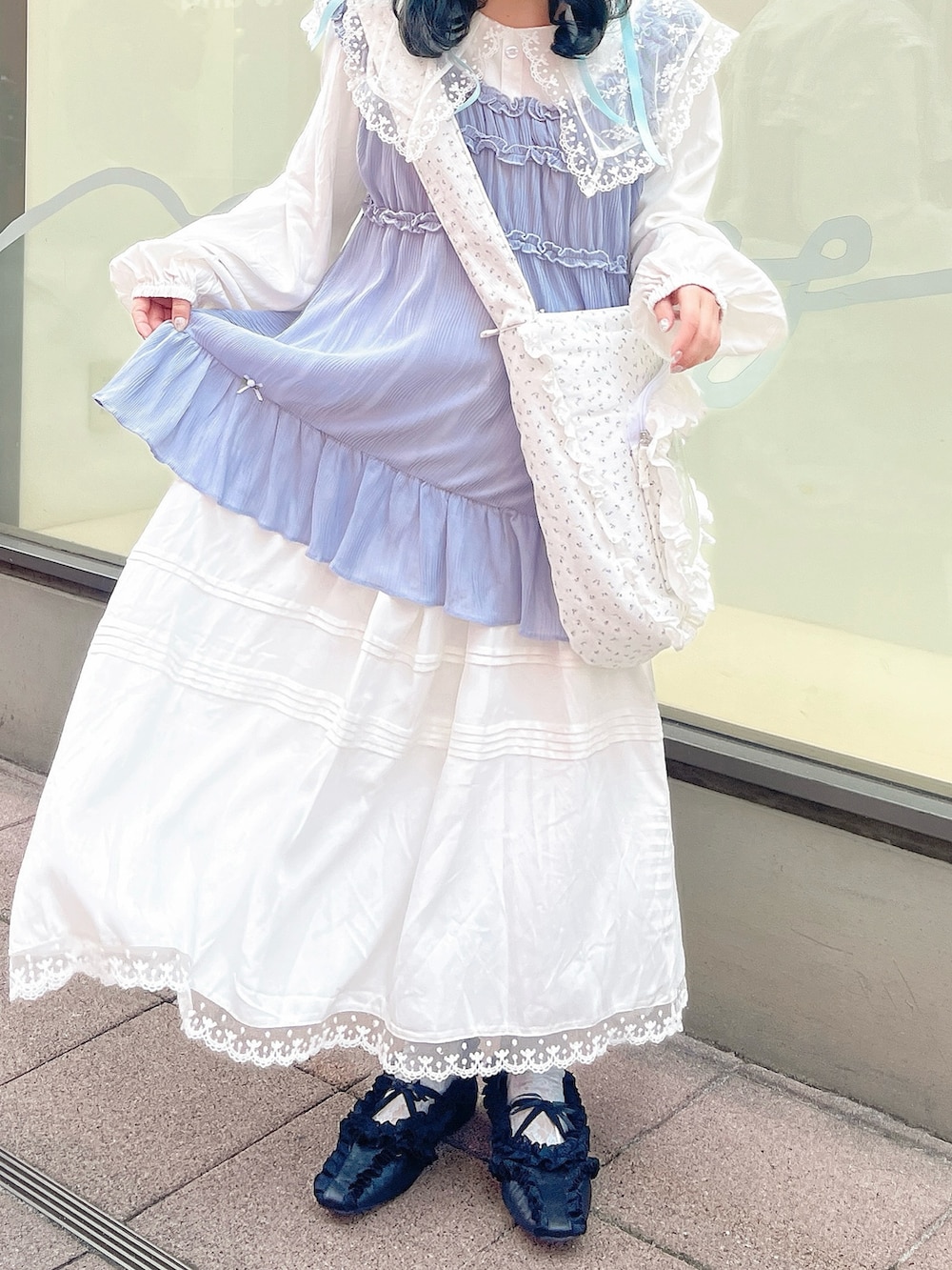 ブルー系のショルダーバッグ、ブラック系のバレエシューズ、ホワイト系のワンピースを着用したレディースの冬コーディネートの6枚目の写真