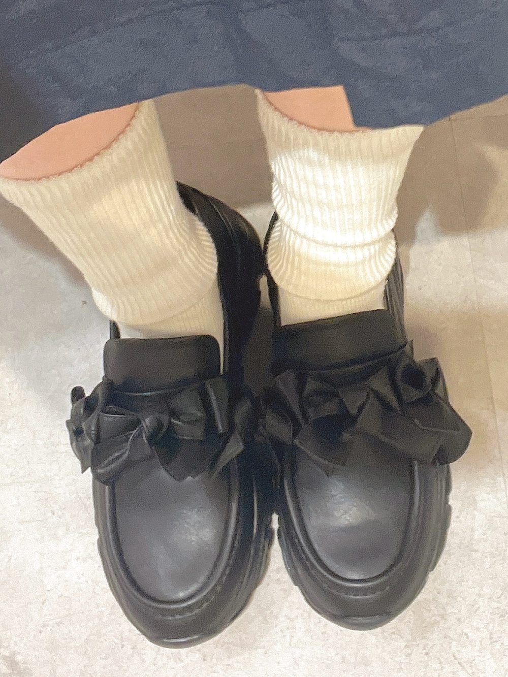 ブルー系のワンピース、ブラック系のトートバッグ、ブラック系のスニーカーを着用したレディースの春コーディネートの10枚目の写真