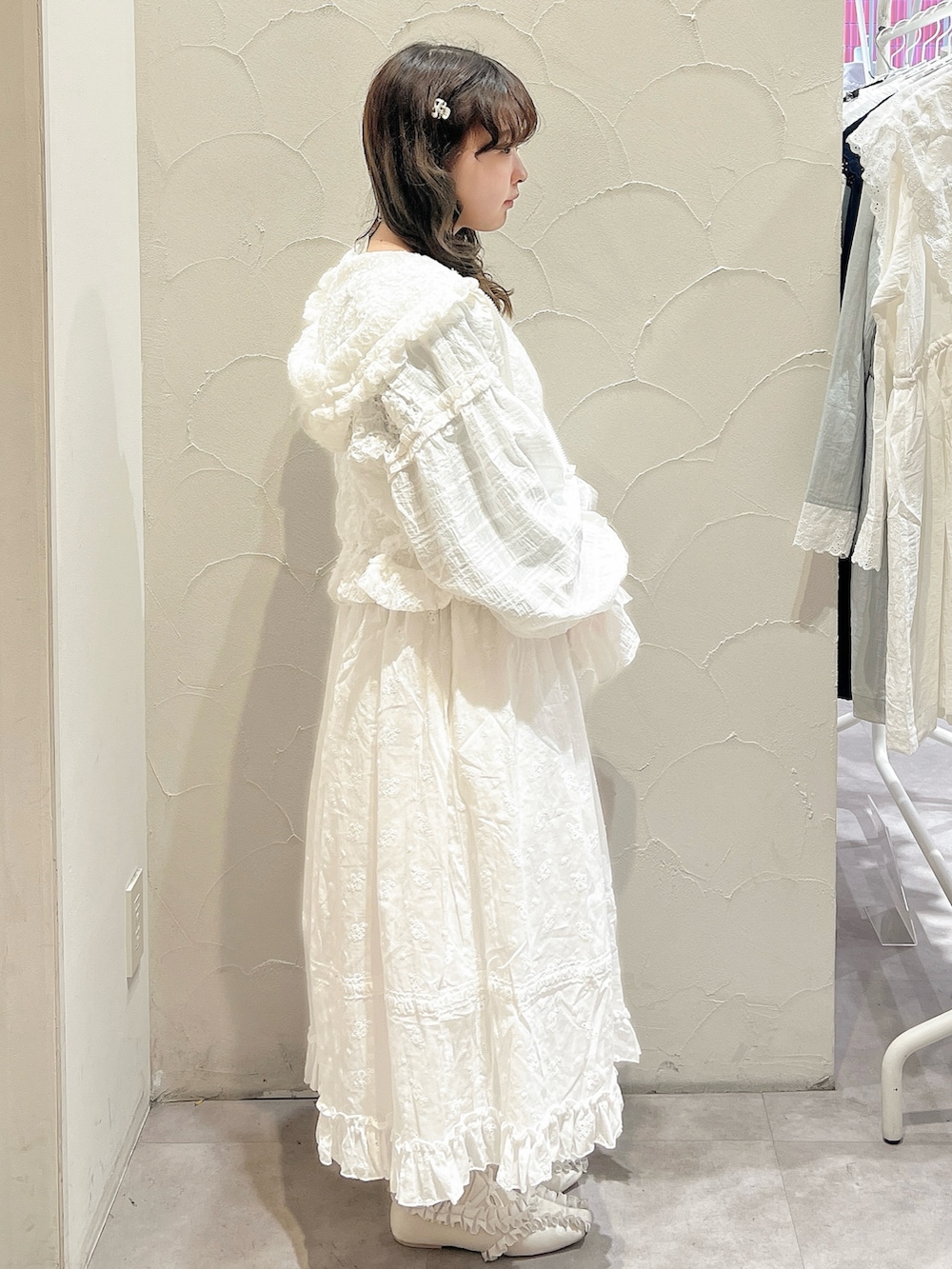 ホワイト系のバレエシューズ、ブルー系のシャツ/ブラウス、ホワイト系のワンピースを着用したレディースの春コーディネートの3枚目の写真