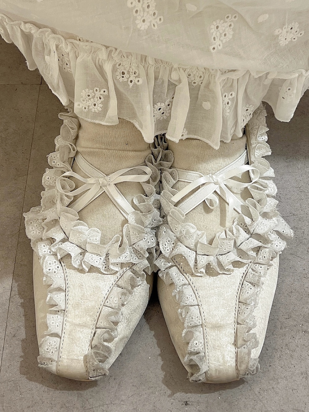 ホワイト系のバレエシューズ、ブルー系のシャツ/ブラウス、ホワイト系のワンピースを着用したレディースの春コーディネートの9枚目の写真