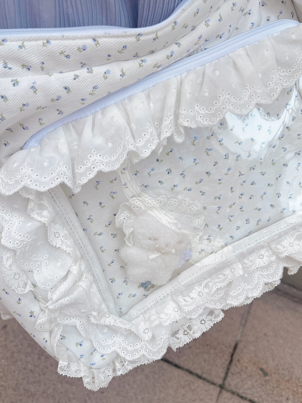 ブルー系のショルダーバッグ、ブラック系のバレエシューズ、ホワイト系のワンピースを着用したレディースの冬コーディネートの8枚目の写真