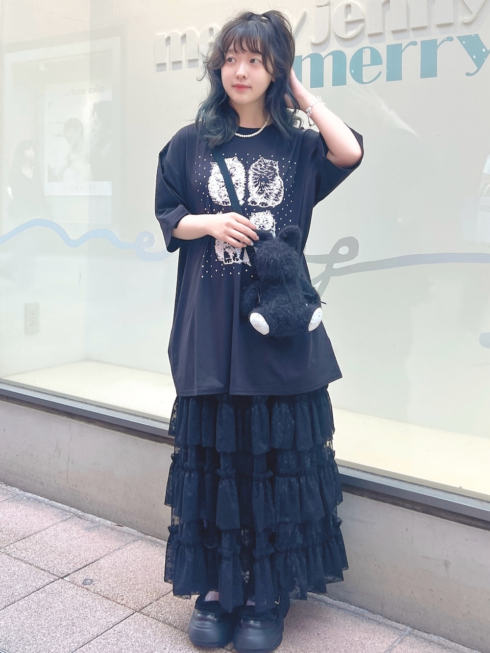 ブラック系のTシャツ/カットソー、ブラック系のショルダーバッグ、ブラック系のスカートを着用したレディースの春コーディネートの2枚目の写真