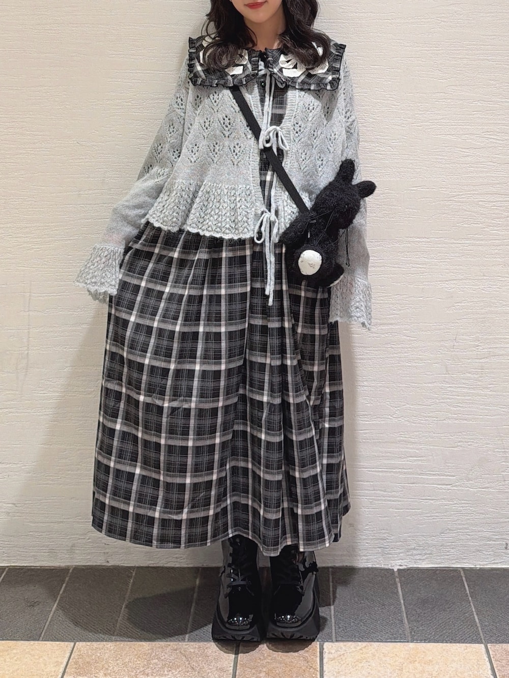 ブルー系のカーディガン/ボレロ、ブラック系のワンピース、ブラック系のショルダーバッグを着用したレディースの秋コーディネートの9枚目の写真