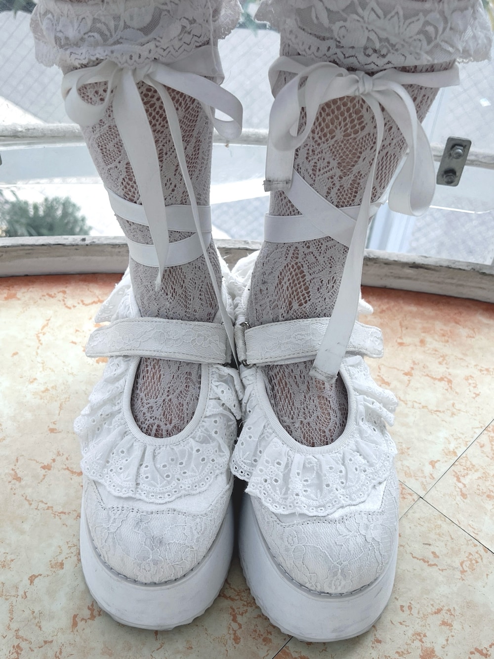 ブルー系のワンピース、ホワイト系のトートバッグ、ホワイト系のシャツ/ブラウスを着用したレディースの冬コーディネートの9枚目の写真