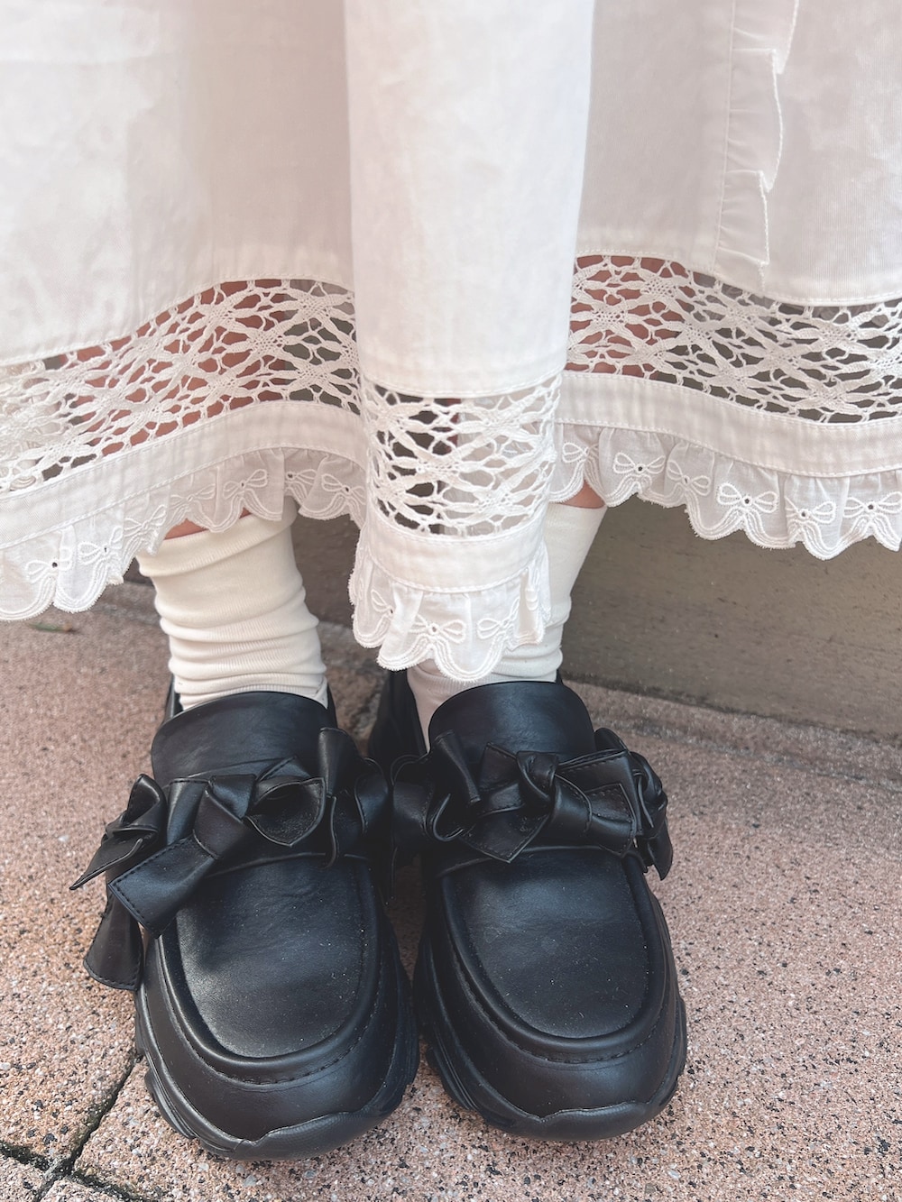 ホワイト系のショルダーバッグ、ブルー系のシャツ/ブラウス、ホワイト系のスカートを着用したレディースの春コーディネートの10枚目の写真