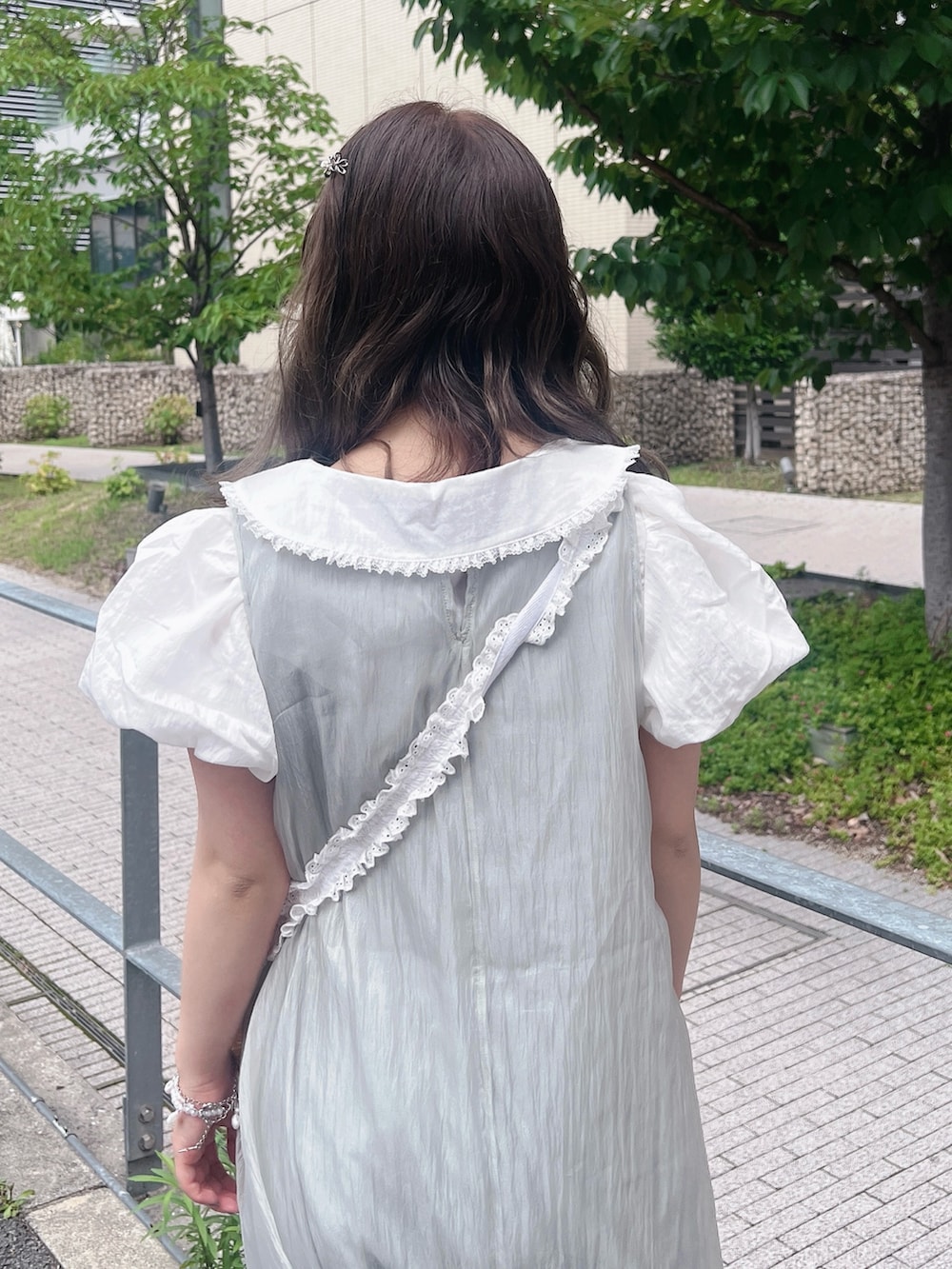 グリーン系のワンピース、ホワイト系のシャツ/ブラウス、ホワイト系のハンドバッグを着用したレディースの夏コーディネートの5枚目の写真