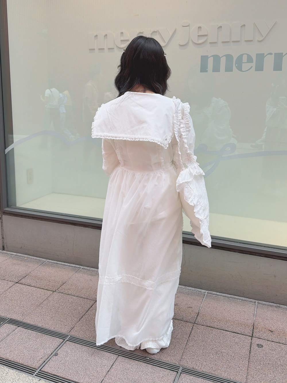 ホワイト系のシャツ/ブラウス、ホワイト系のワンピース、ホワイト系のカーゴパンツを着用したレディースの秋コーディネートの3枚目の写真