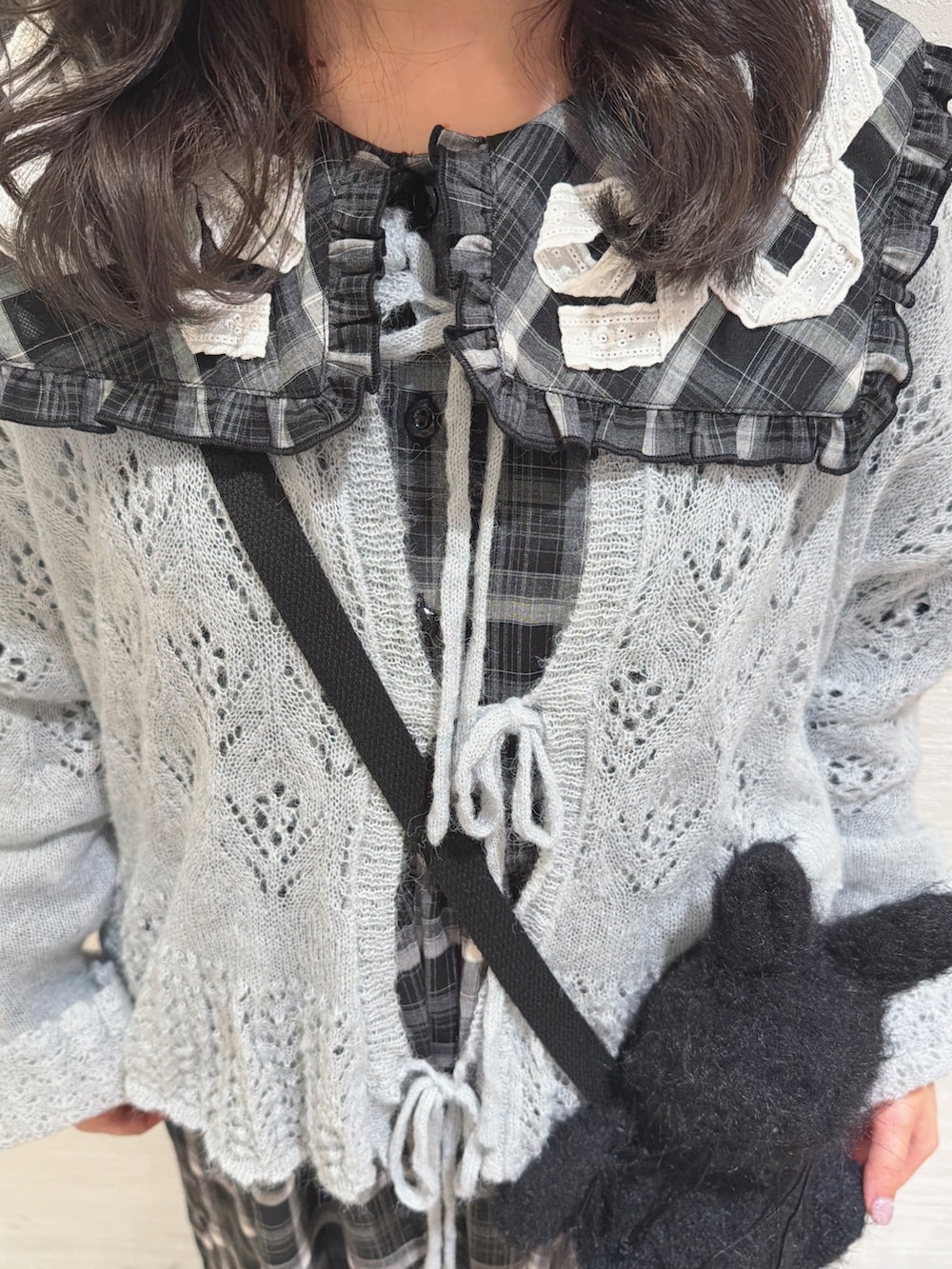 ブルー系のカーディガン/ボレロ、ブラック系のワンピース、ブラック系のショルダーバッグを着用したレディースの秋コーディネートの6枚目の写真