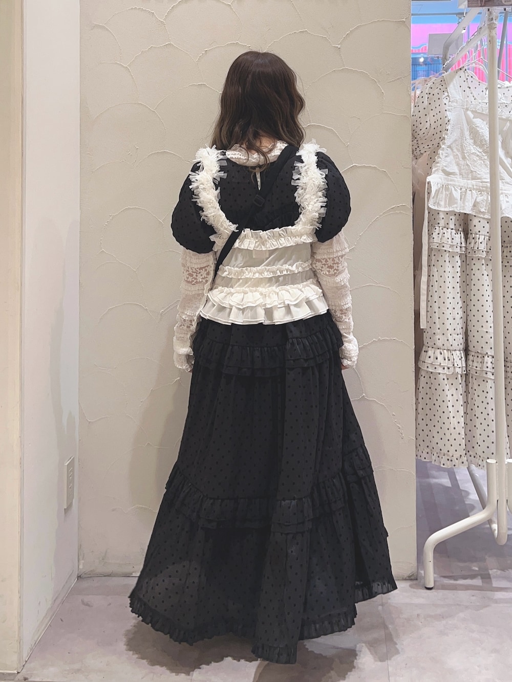 ブラック系のバレエシューズ、ホワイト系のTシャツ/カットソー、ホワイト系のキャミソールを着用したレディースの夏コーディネートの3枚目の写真