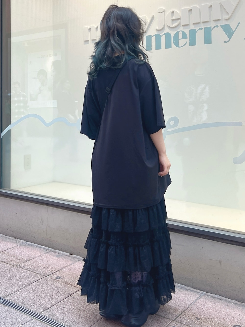 ブラック系のTシャツ/カットソー、ブラック系のショルダーバッグ、ブラック系のスカートを着用したレディースの春コーディネートの3枚目の写真