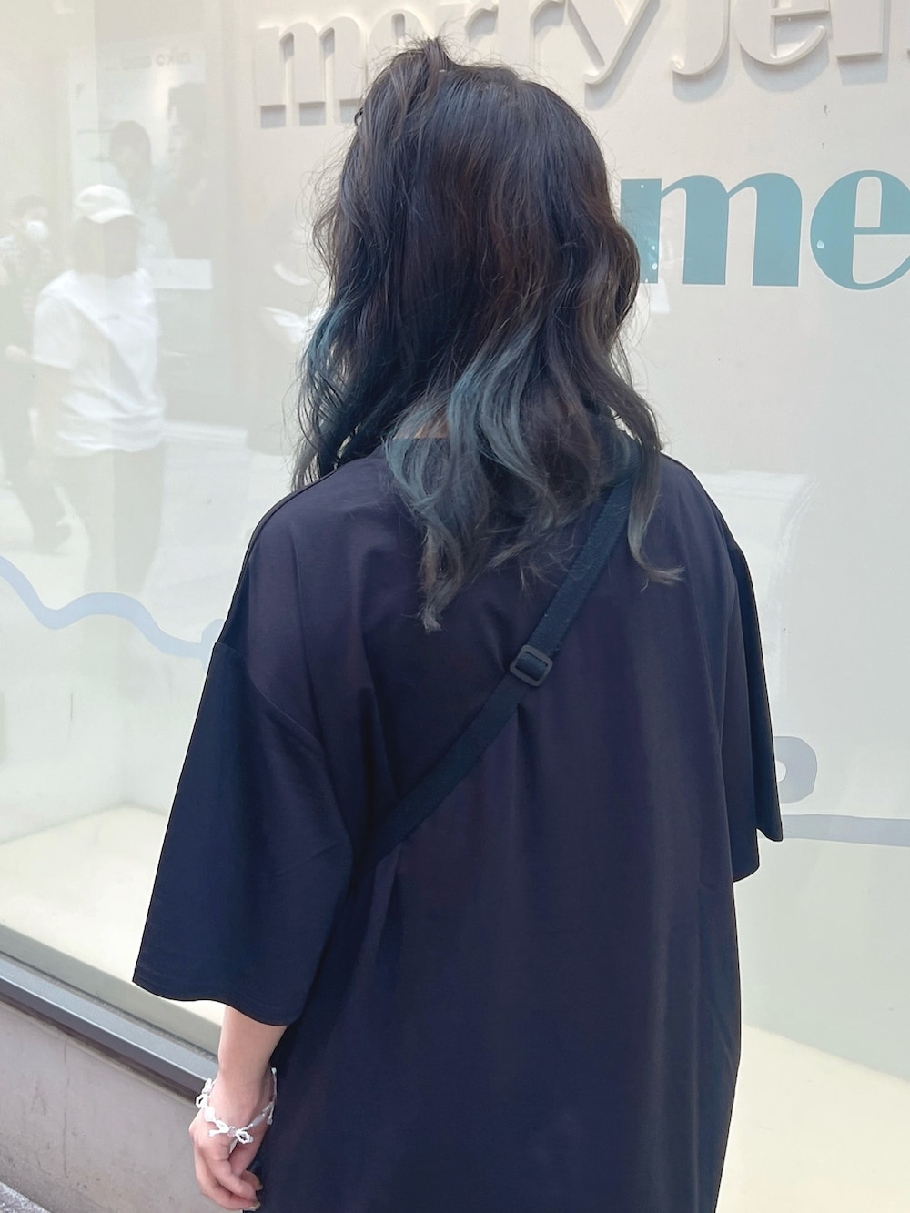 ブラック系のTシャツ/カットソー、ブラック系のショルダーバッグ、ブラック系のスカートを着用したレディースの春コーディネートの5枚目の写真