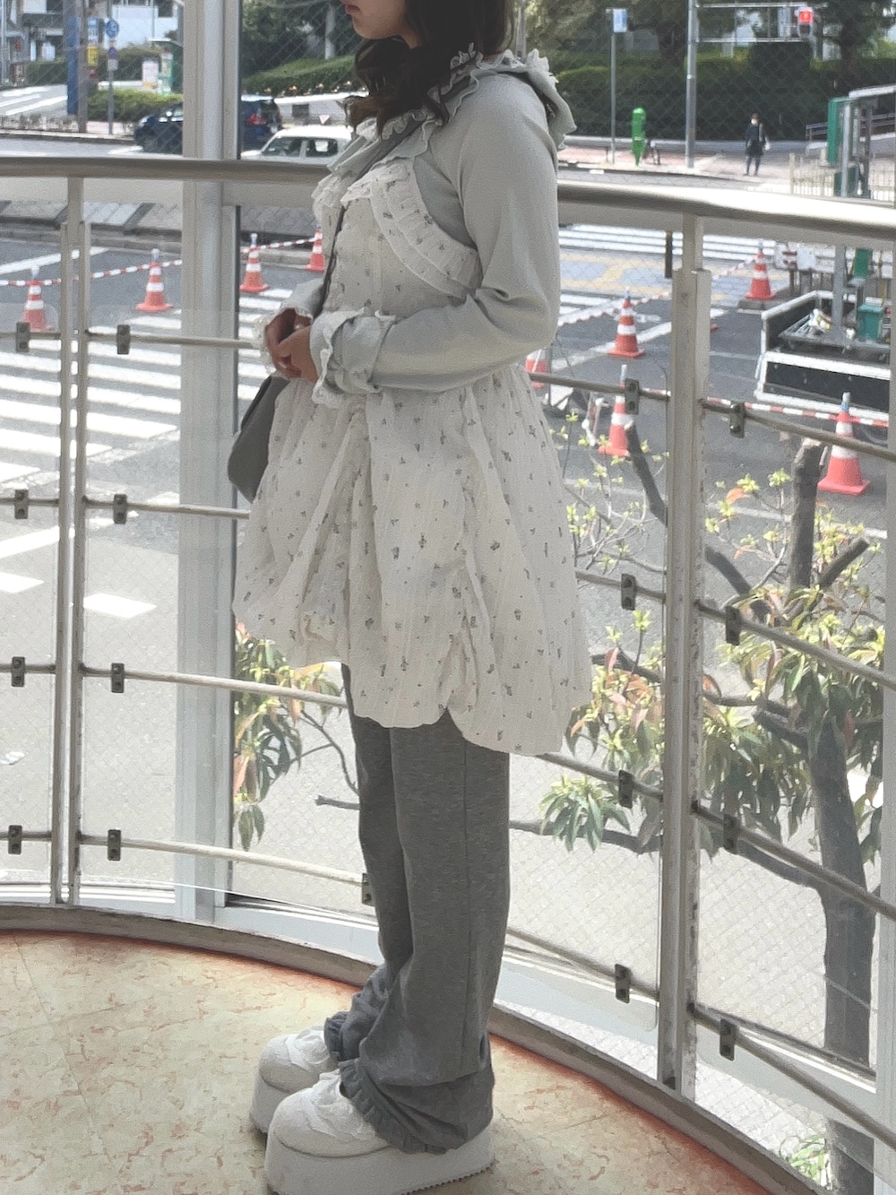 グリーン系のTシャツ/カットソー、ホワイト系のワンピース、ブルー系のショルダーバッグを着用したレディースの春コーディネートの3枚目の写真