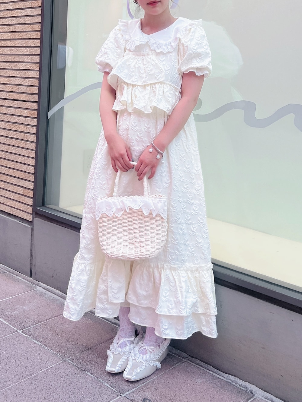 ホワイト系のシャツ/ブラウス、ホワイト系のワンピース、ホワイト系のハンドバッグを着用したレディースの夏コーディネートの9枚目の写真