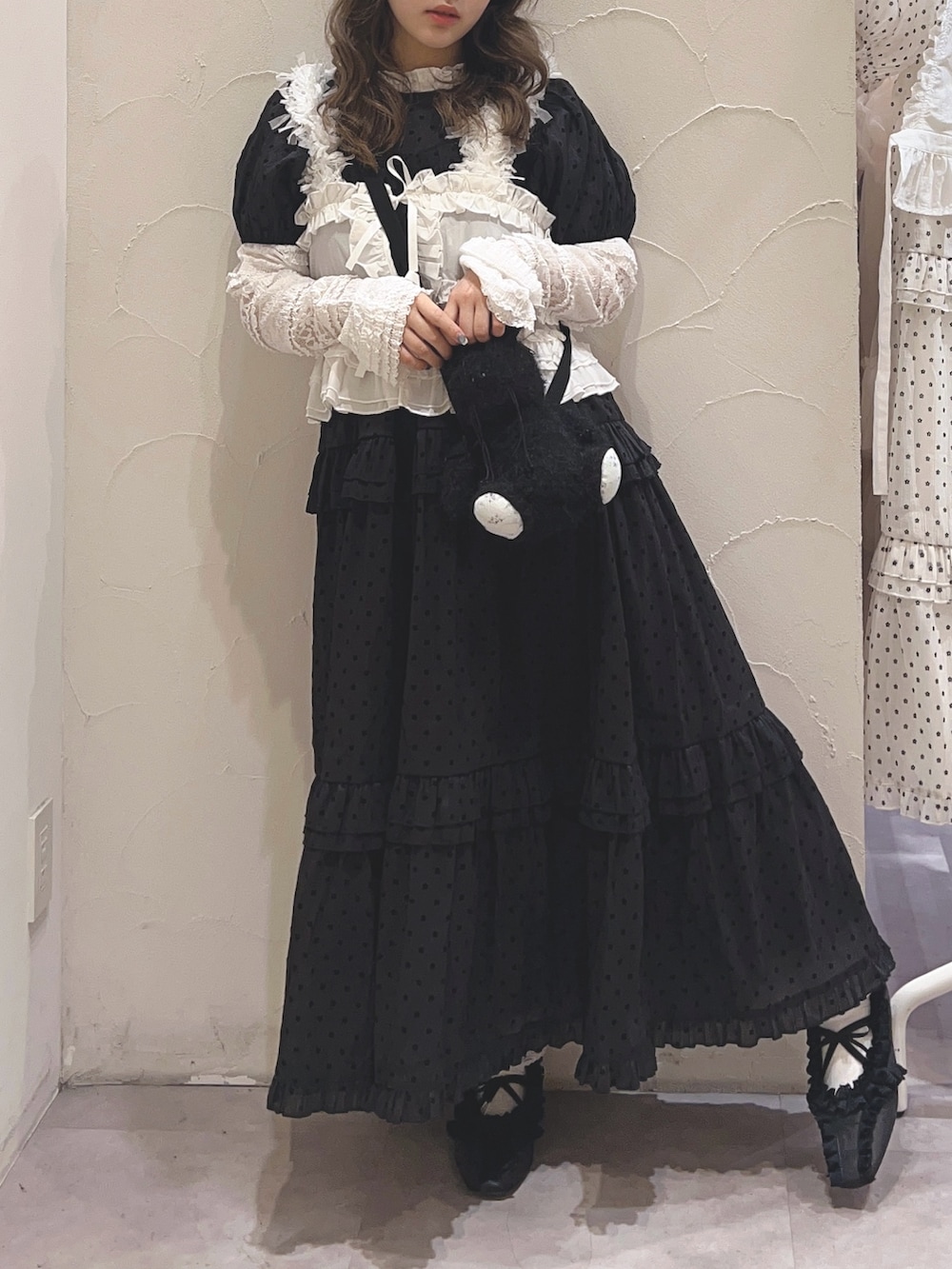 ブラック系のバレエシューズ、ホワイト系のTシャツ/カットソー、ホワイト系のキャミソールを着用したレディースの夏コーディネートの10枚目の写真