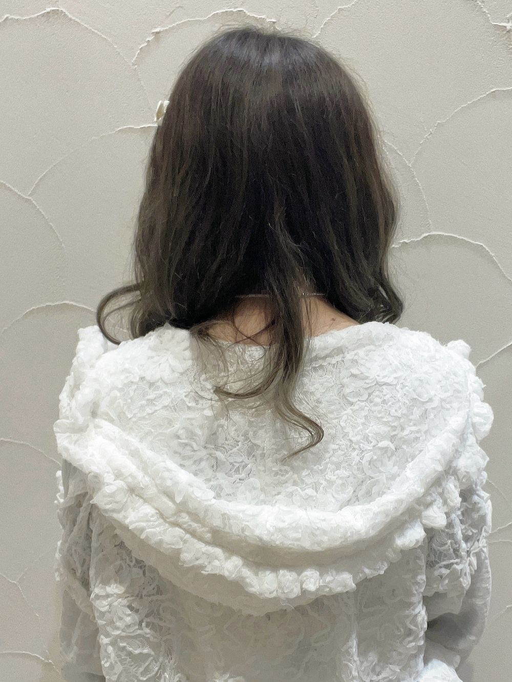 ホワイト系のバレエシューズ、ブルー系のシャツ/ブラウス、ホワイト系のワンピースを着用したレディースの春コーディネートの7枚目の写真