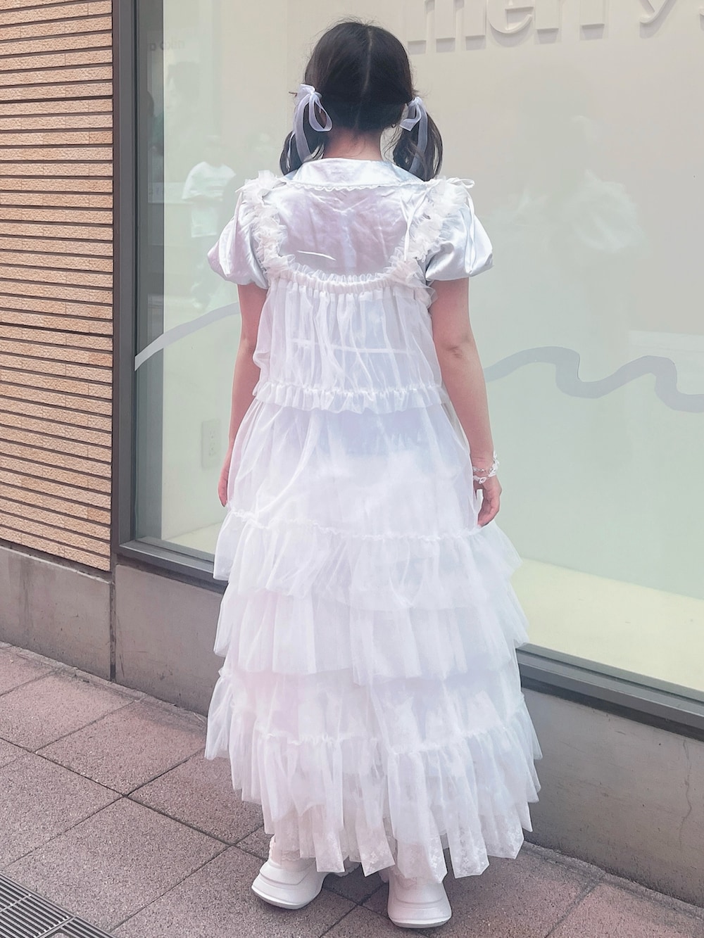 ブルー系のシャツ/ブラウス、ホワイト系のスカート、ホワイト系のワンピースを着用したレディースの夏コーディネートの3枚目の写真