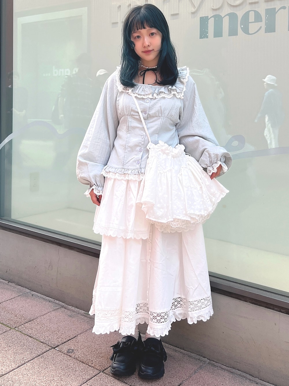 ホワイト系のショルダーバッグ、ブルー系のシャツ/ブラウス、ホワイト系のスカートを着用したレディースの春コーディネートの5枚目の写真