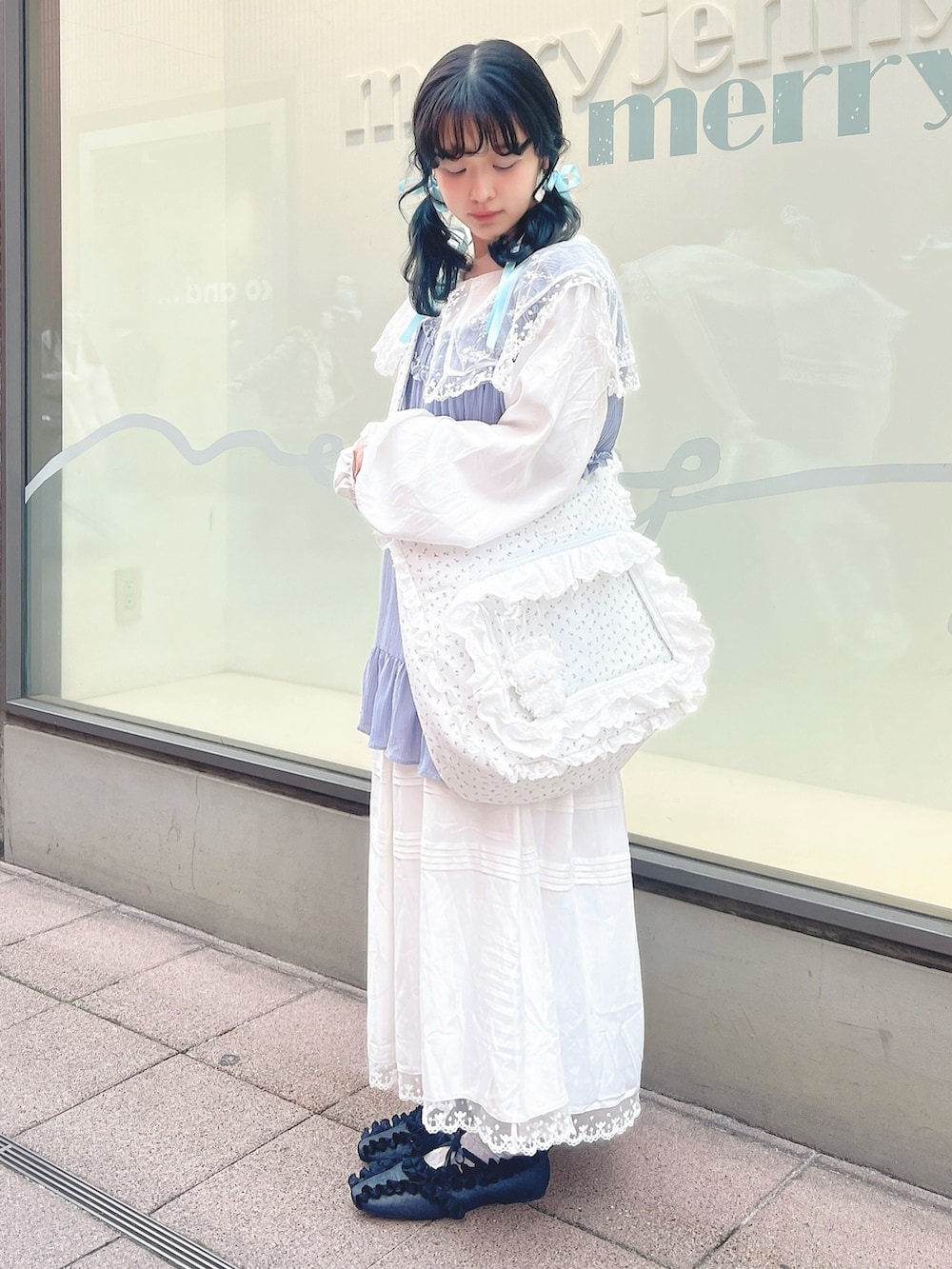 ブルー系のショルダーバッグ、ブラック系のバレエシューズ、ホワイト系のワンピースを着用したレディースの冬コーディネートの2枚目の写真