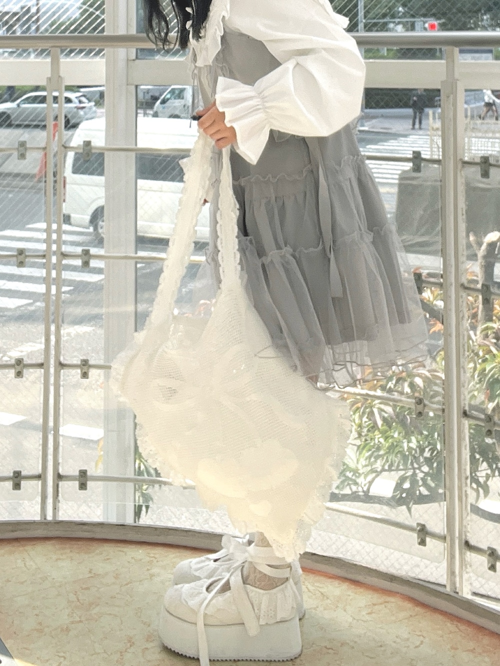 ブルー系のワンピース、ホワイト系のトートバッグ、ホワイト系のシャツ/ブラウスを着用したレディースの冬コーディネートの5枚目の写真