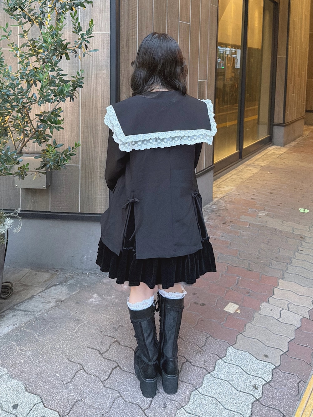 ブルー系のシャツ/ブラウス、ブラック系のワンピース、グレー系のスカートを着用したレディースの秋コーディネートの2枚目の写真