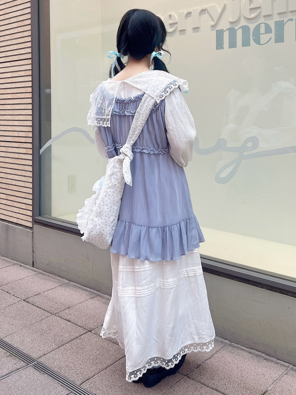 ブルー系のショルダーバッグ、ブラック系のバレエシューズ、ホワイト系のワンピースを着用したレディースの冬コーディネートの3枚目の写真