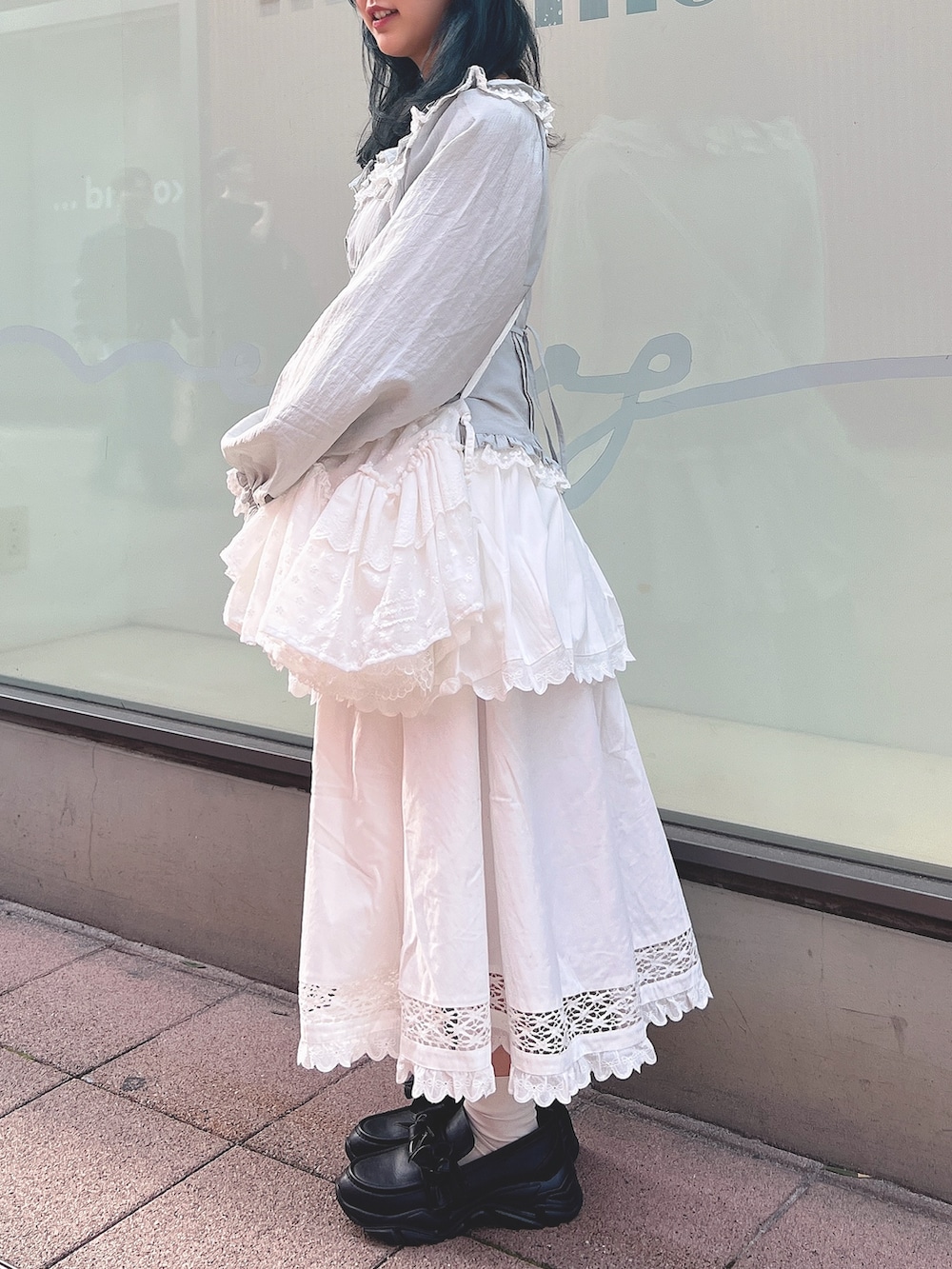 ホワイト系のショルダーバッグ、ブルー系のシャツ/ブラウス、ホワイト系のスカートを着用したレディースの春コーディネートの3枚目の写真