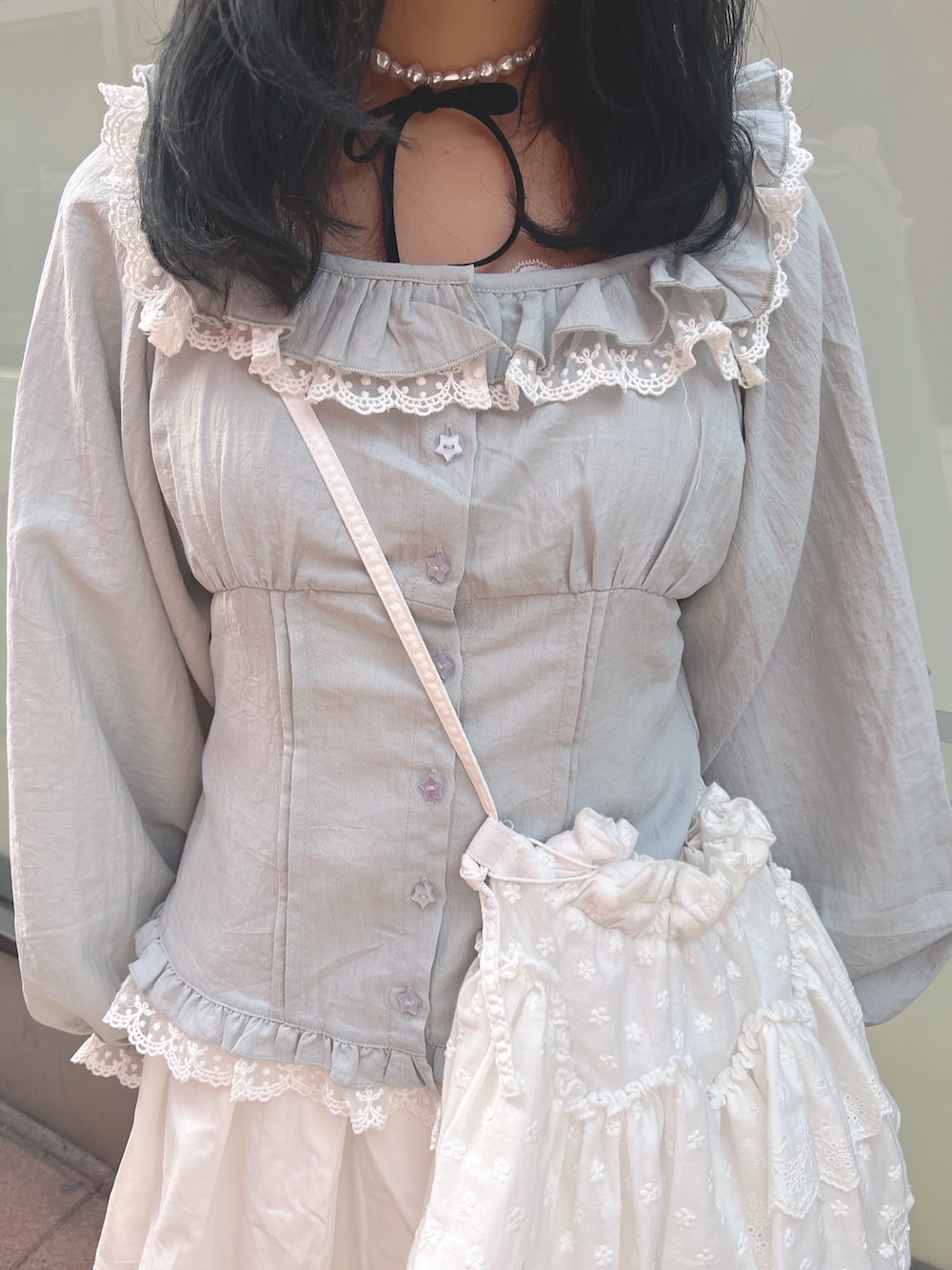 ホワイト系のショルダーバッグ、ブルー系のシャツ/ブラウス、ホワイト系のスカートを着用したレディースの春コーディネートの8枚目の写真