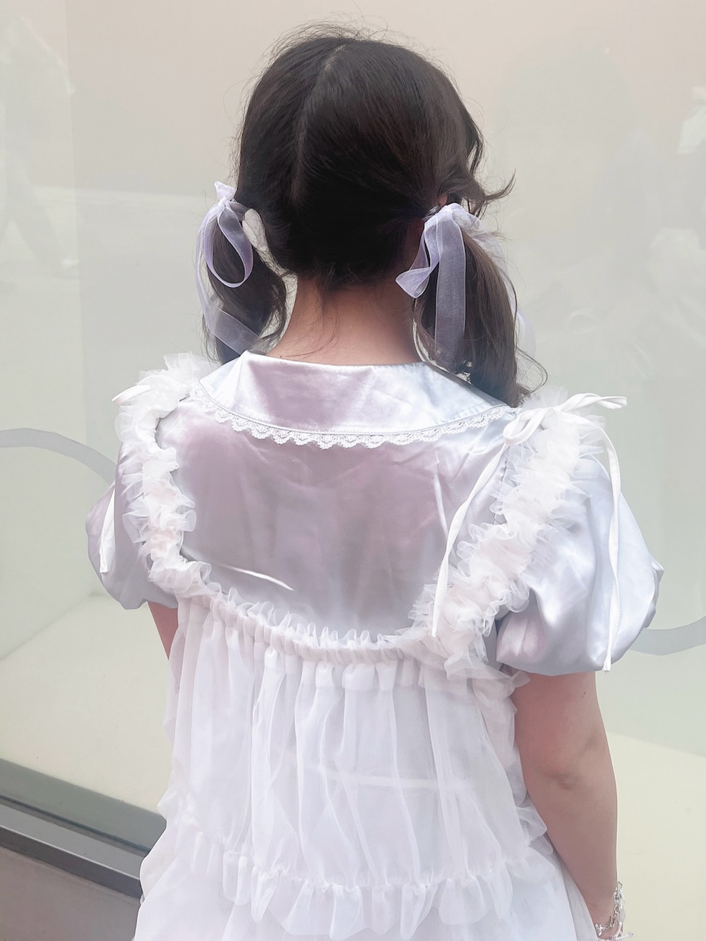 ブルー系のシャツ/ブラウス、ホワイト系のスカート、ホワイト系のワンピースを着用したレディースの夏コーディネートの5枚目の写真