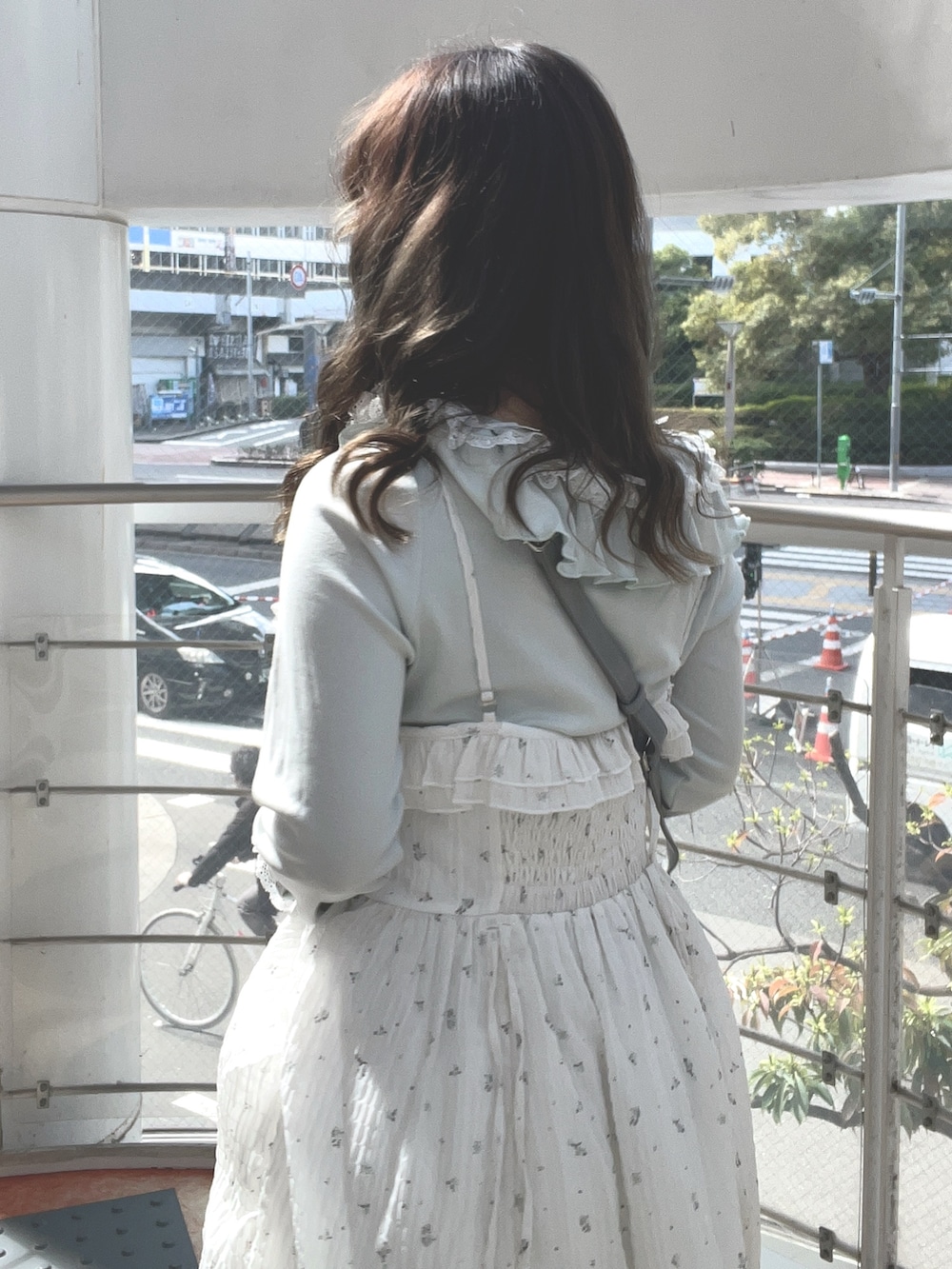 グリーン系のTシャツ/カットソー、ホワイト系のワンピース、ブルー系のショルダーバッグを着用したレディースの春コーディネートの5枚目の写真