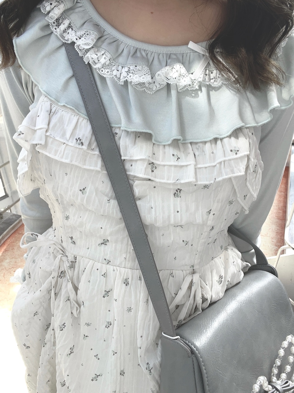 グリーン系のTシャツ/カットソー、ホワイト系のワンピース、ブルー系のショルダーバッグを着用したレディースの春コーディネートの7枚目の写真