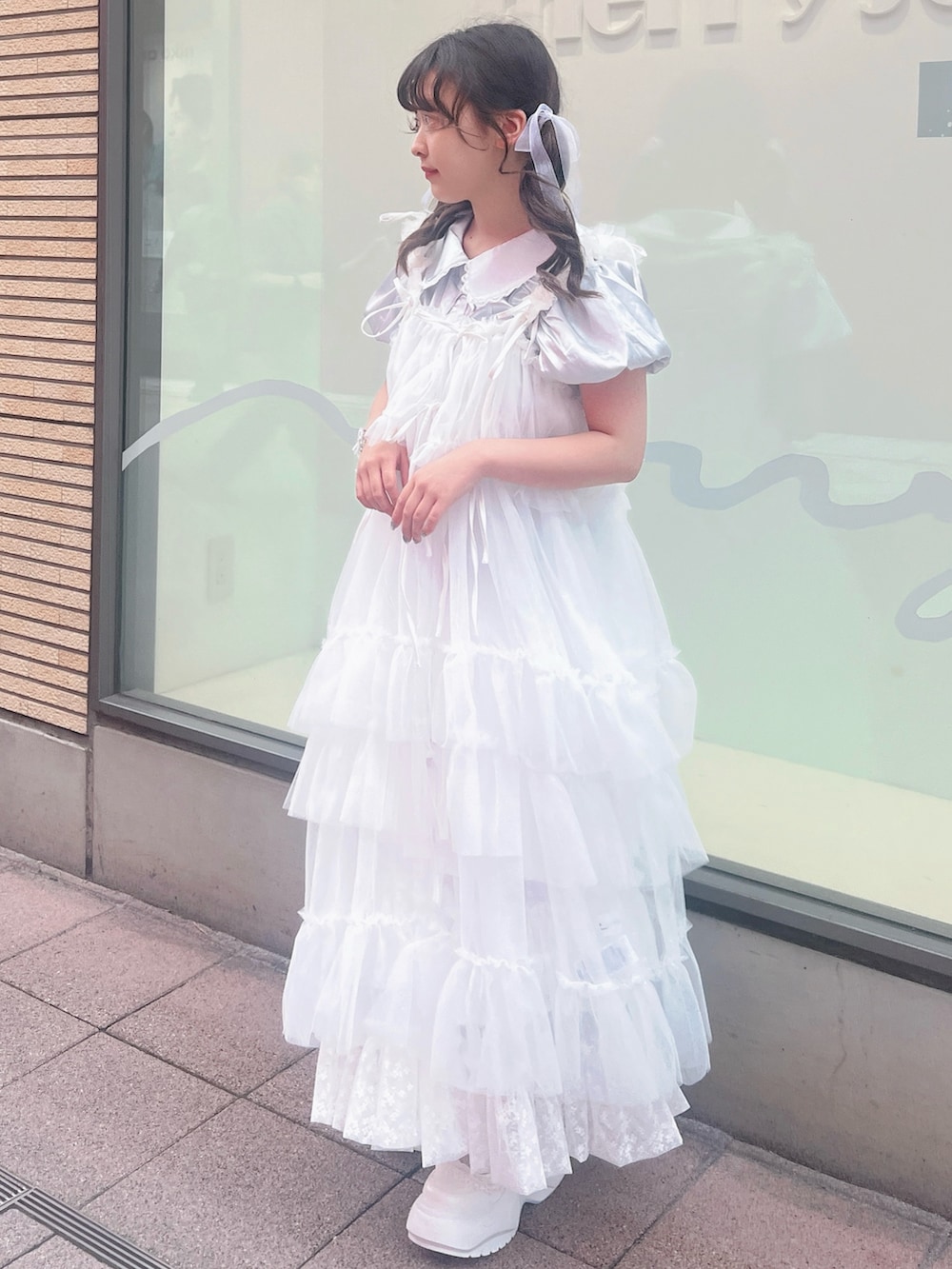ブルー系のシャツ/ブラウス、ホワイト系のスカート、ホワイト系のワンピースを着用したレディースの夏コーディネートの2枚目の写真