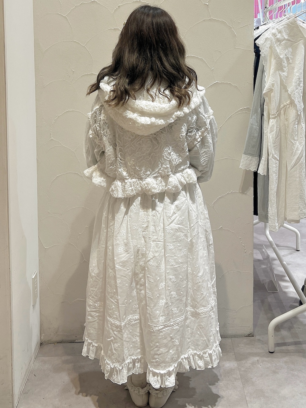 ホワイト系のバレエシューズ、ブルー系のシャツ/ブラウス、ホワイト系のワンピースを着用したレディースの春コーディネートの4枚目の写真