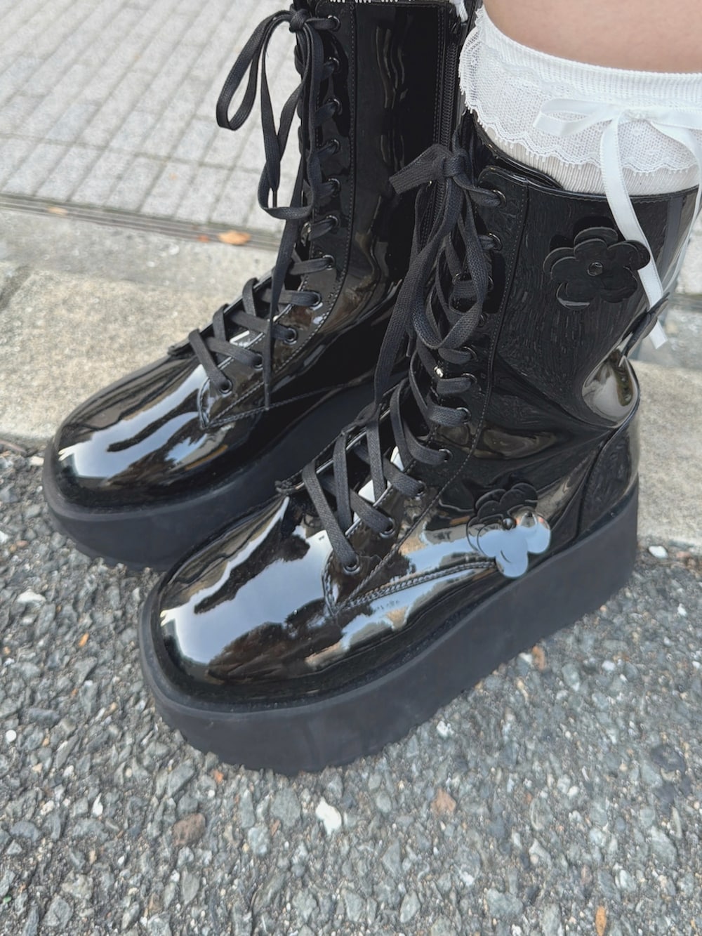 ブラック系のシャツ/ブラウス、ブルー系のブルゾン、ベージュ系のハンドバッグを着用したレディースの秋コーディネートの8枚目の写真