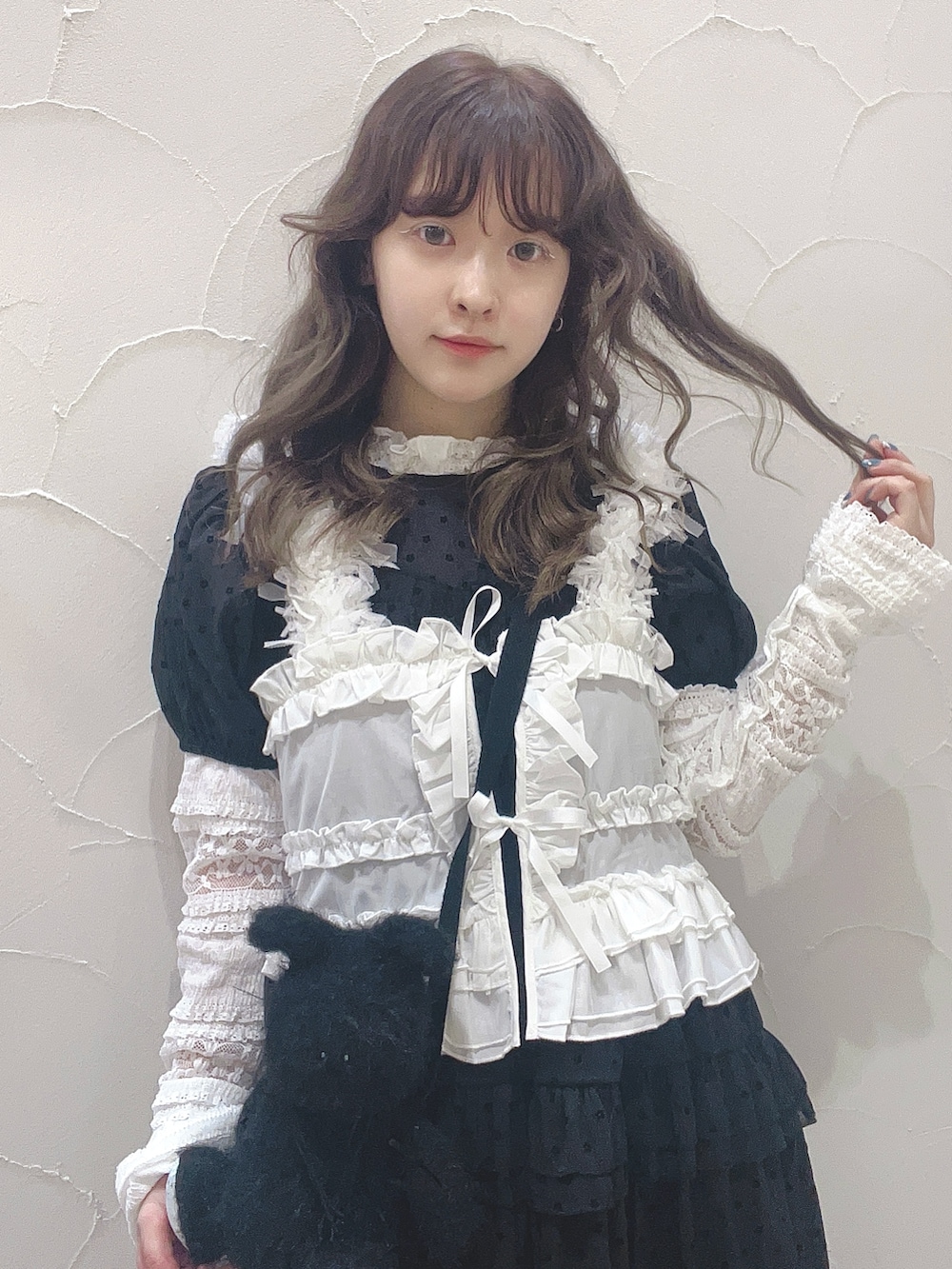 ブラック系のバレエシューズ、ホワイト系のTシャツ/カットソー、ホワイト系のキャミソールを着用したレディースの夏コーディネートの4枚目の写真