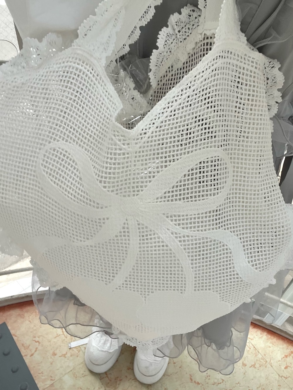 ブルー系のワンピース、ホワイト系のトートバッグ、ホワイト系のシャツ/ブラウスを着用したレディースの冬コーディネートの8枚目の写真