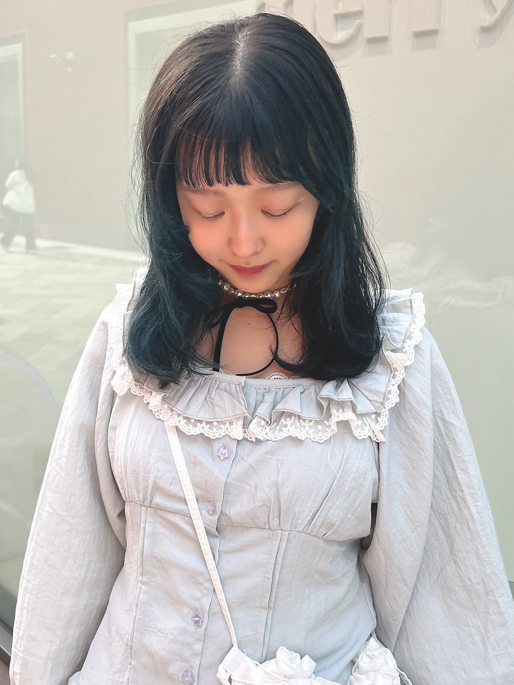 ホワイト系のショルダーバッグ、ブルー系のシャツ/ブラウス、ホワイト系のスカートを着用したレディースの春コーディネートの7枚目の写真