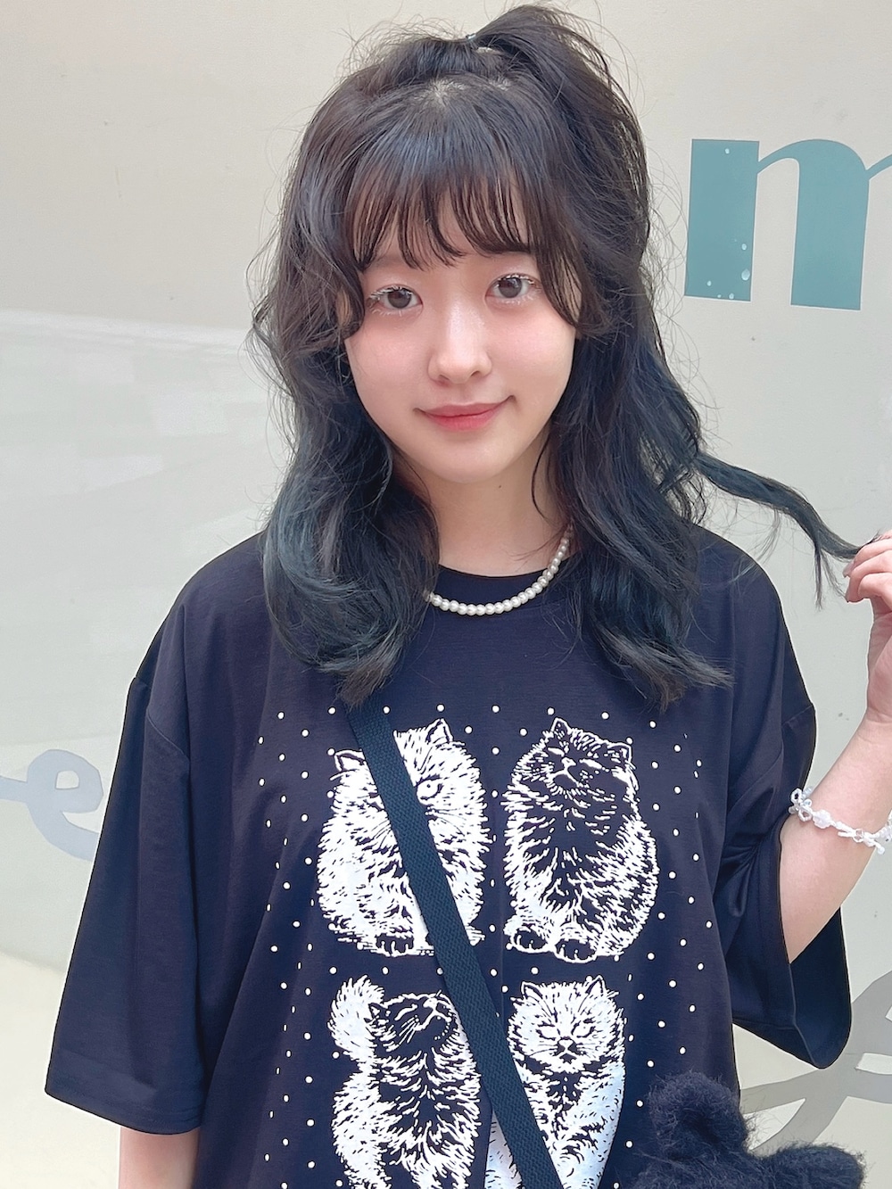 ブラック系のTシャツ/カットソー、ブラック系のショルダーバッグ、ブラック系のスカートを着用したレディースの春コーディネートの4枚目の写真