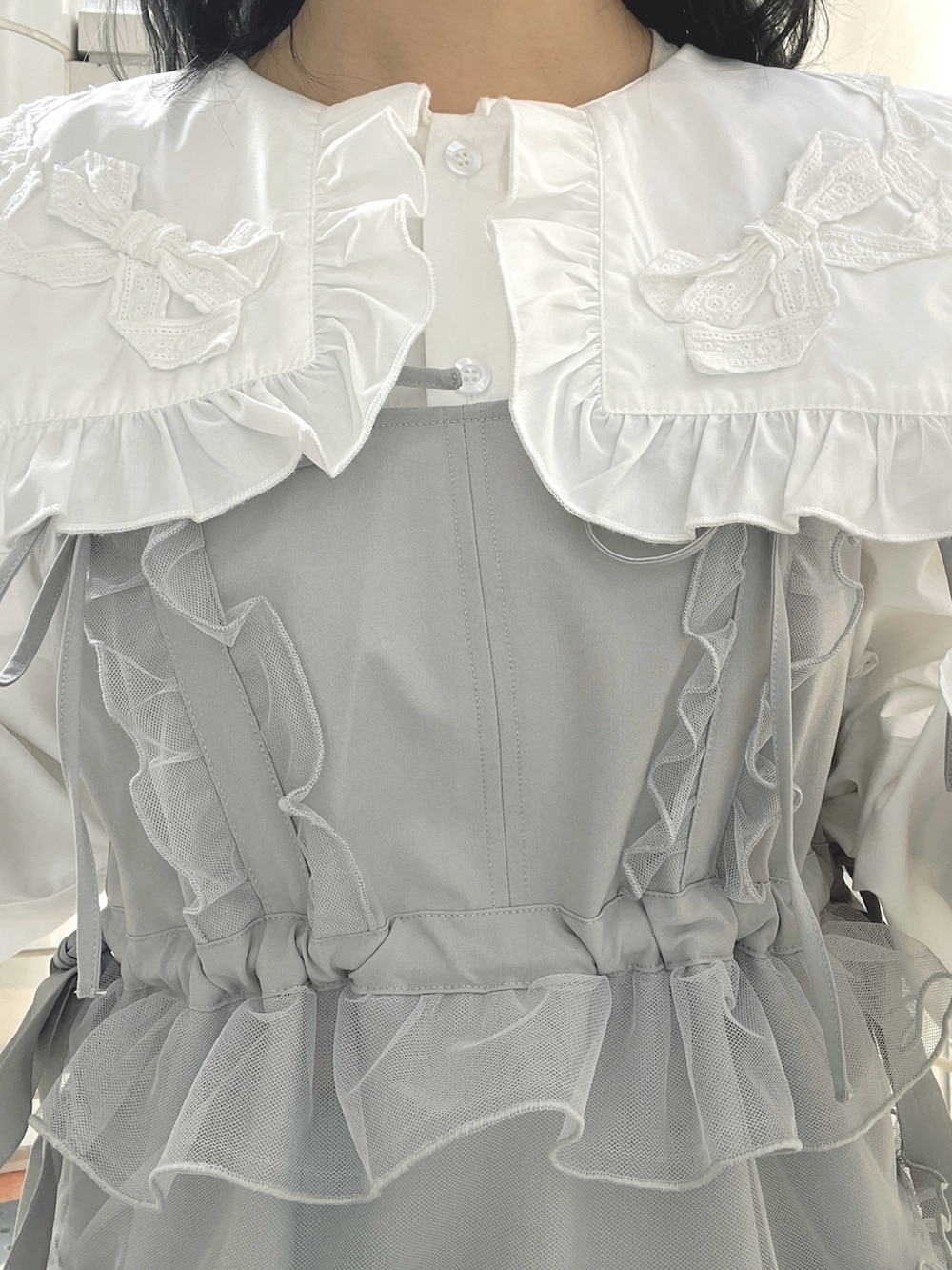 ブルー系のワンピース、ホワイト系のトートバッグ、ホワイト系のシャツ/ブラウスを着用したレディースの冬コーディネートの7枚目の写真