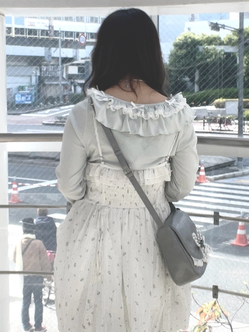 グリーン系のTシャツ/カットソー、ホワイト系のワンピース、ブルー系のショルダーバッグを着用したレディースの春コーディネートの6枚目の写真