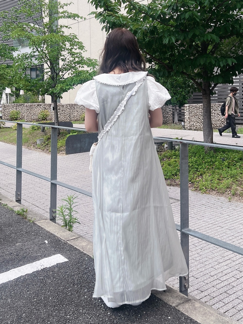 グリーン系のワンピース、ホワイト系のシャツ/ブラウス、ホワイト系のハンドバッグを着用したレディースの夏コーディネートの3枚目の写真