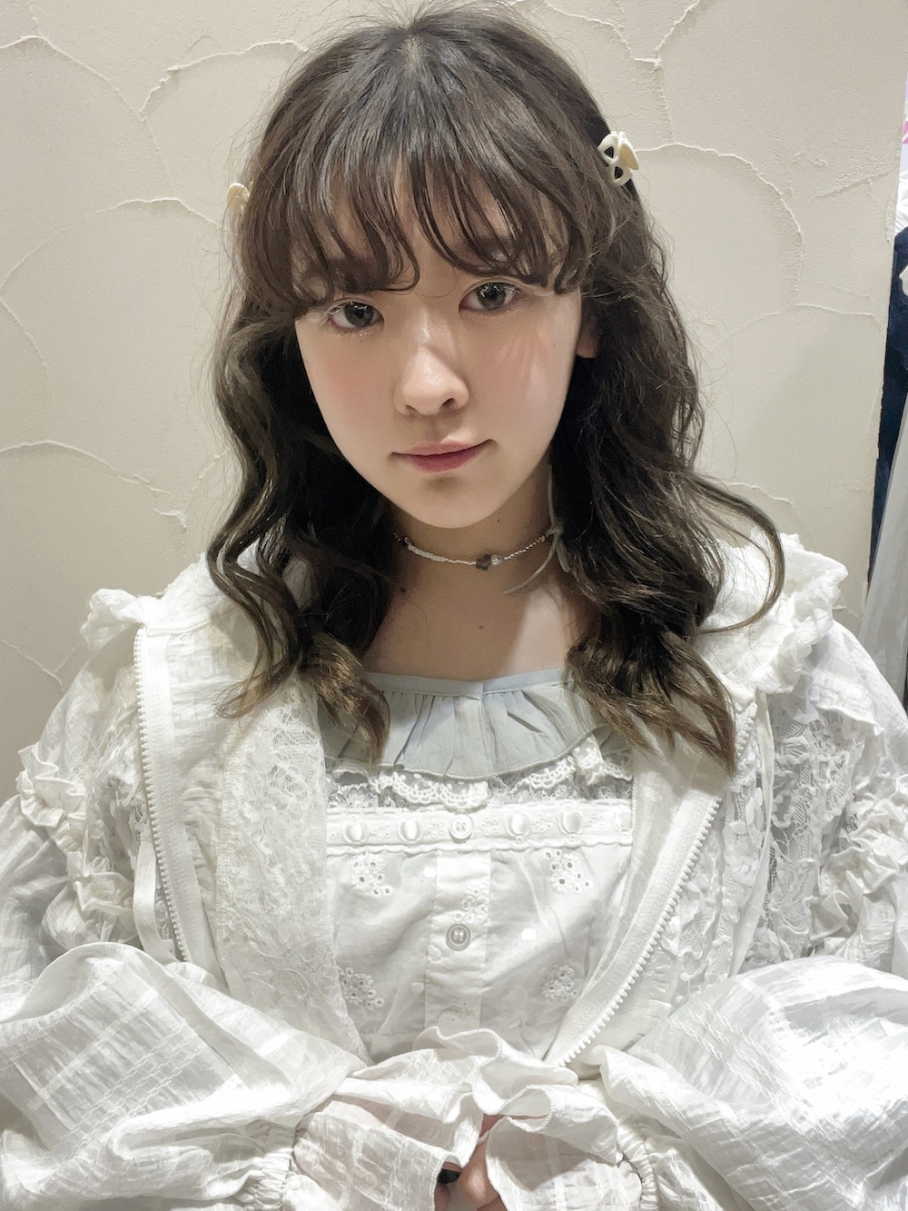 ホワイト系のバレエシューズ、ブルー系のシャツ/ブラウス、ホワイト系のワンピースを着用したレディースの春コーディネートの5枚目の写真