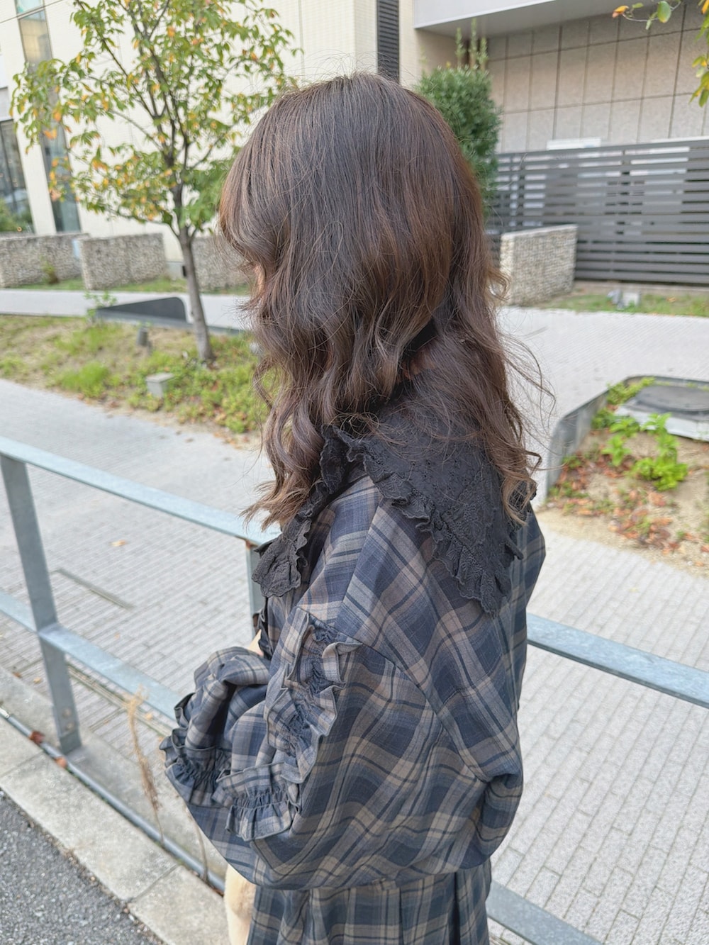 ブラック系のシャツ/ブラウス、ブルー系のブルゾン、ベージュ系のハンドバッグを着用したレディースの秋コーディネートの5枚目の写真
