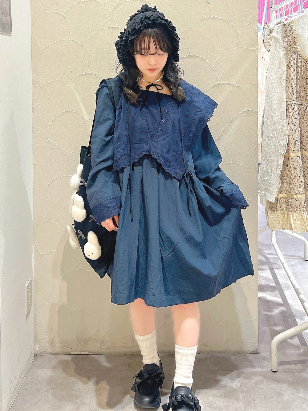 ブルー系のワンピース、ブラック系のトートバッグ、ブラック系のスニーカーを着用したレディースの春コーディネートの7枚目の写真