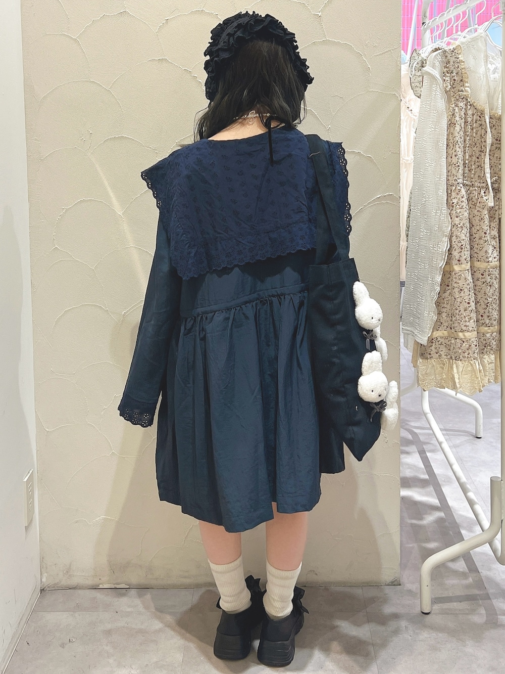 ブルー系のワンピース、ブラック系のトートバッグ、ブラック系のスニーカーを着用したレディースの春コーディネートの4枚目の写真