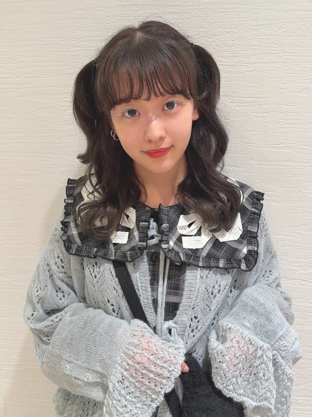 ブルー系のカーディガン/ボレロ、ブラック系のワンピース、ブラック系のショルダーバッグを着用したレディースの秋コーディネートの4枚目の写真